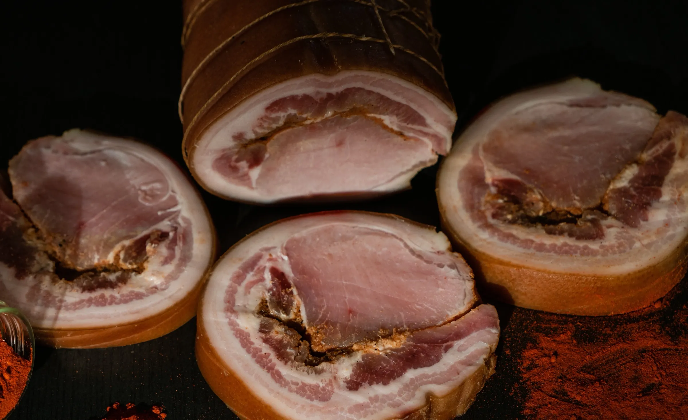 Rulouri de carne de porc afumată, feliate, cu boia