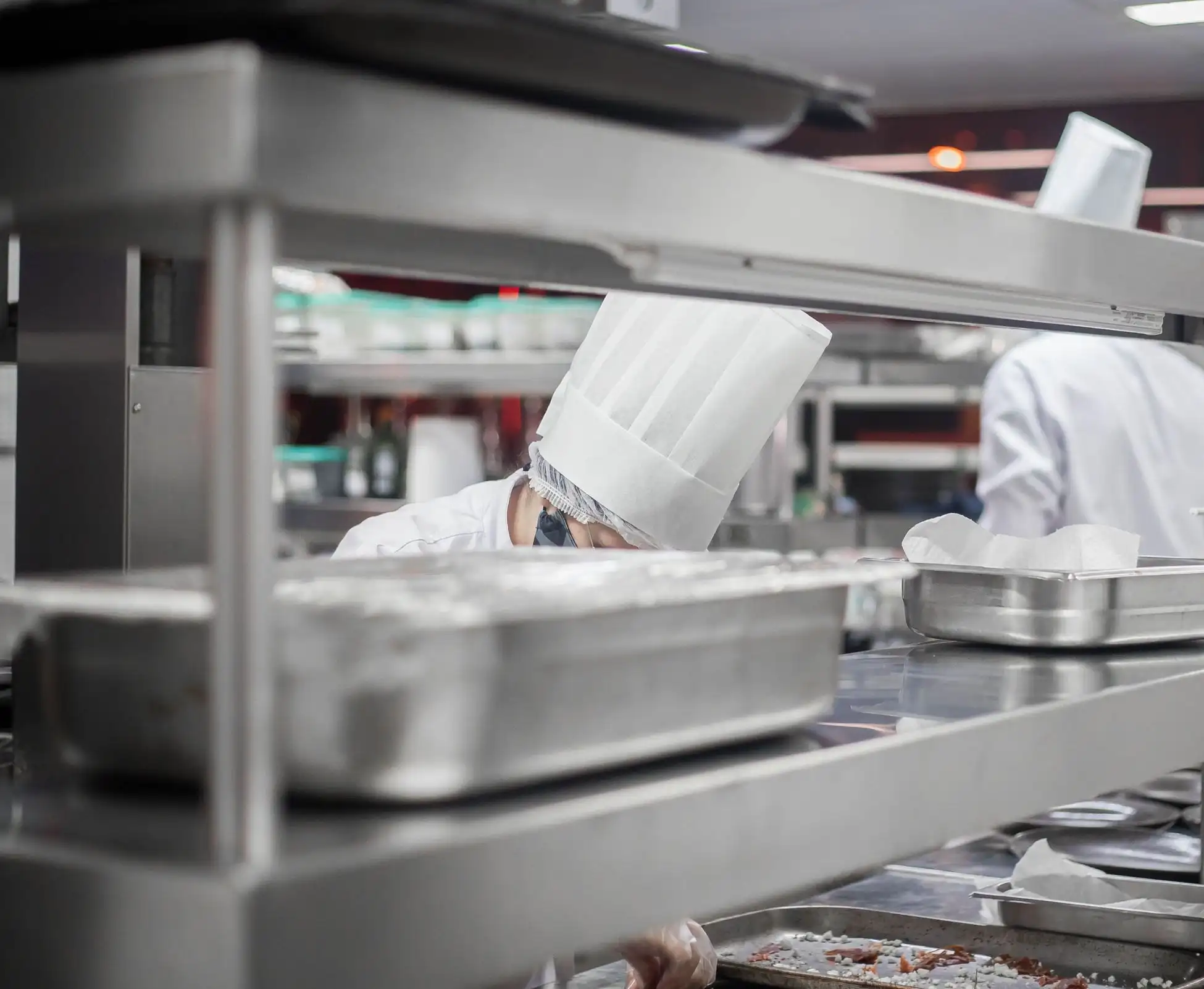 Bucătari lucrând într-o bucătărie profesională de restaurant