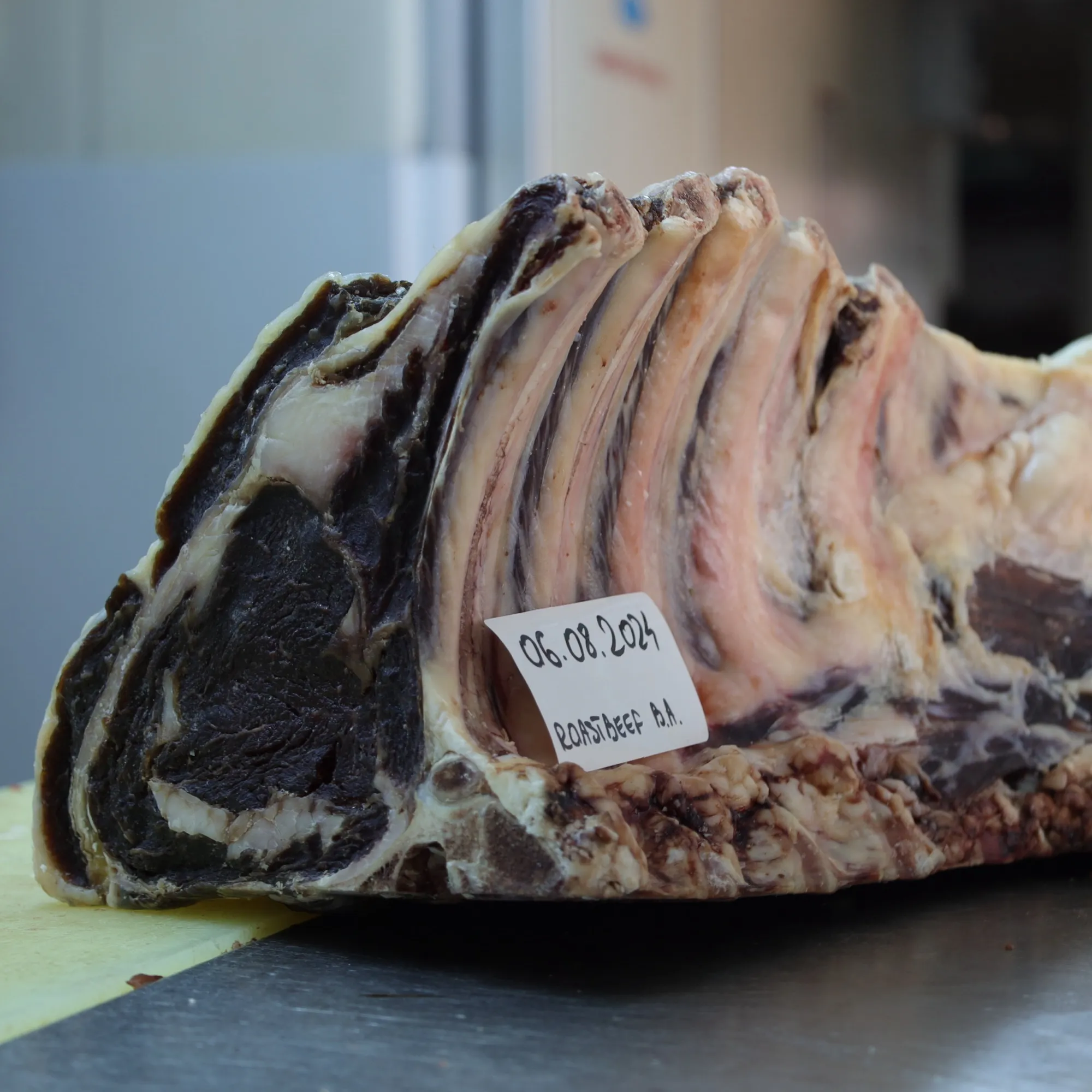 Carne de vită la maturat, cu data scrisă de mână pe etichetă